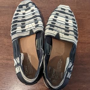 Toms Slip On weaved size 11 black white Black and tan